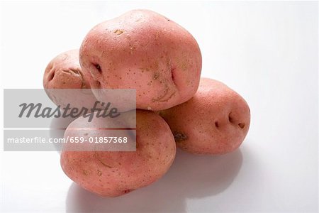 Quatre pommes de terre rouges