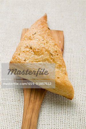 Triangulaire savoureuse pâte feuilletée pâteuse sur serveur