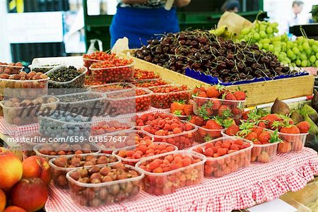 Baies fraîches, les cerises et les raisins dans un marché