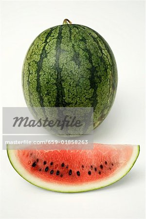 Ganze Wassermelone und einem Stück Wassermelone