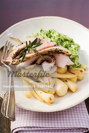 Gerollte Schweinefleisch Braten mit Petersilienwurzeln und Kritharaki