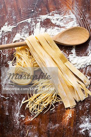 Hausgemachte Teigwaren mit Holzlöffel