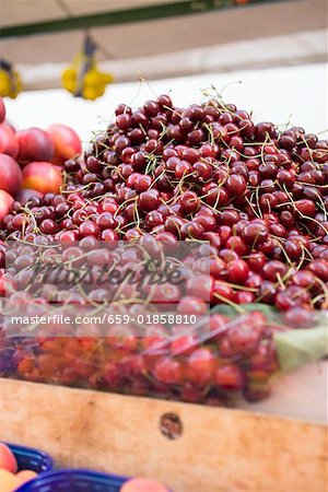 Cerises dans une caisse à un marché