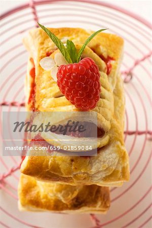 Pâtes feuilletées fourrées aux framboises