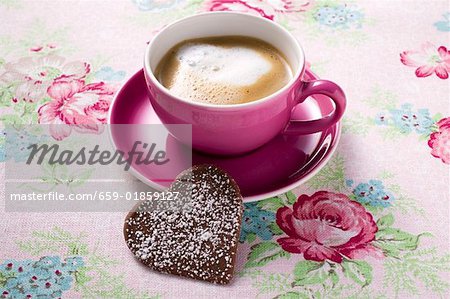 Tasse de cappuccino avec coeur chocolat