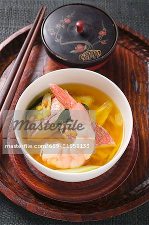 Fischsuppe mit Rotbarbe, Garnelen Linsen & Ananas (Asien)