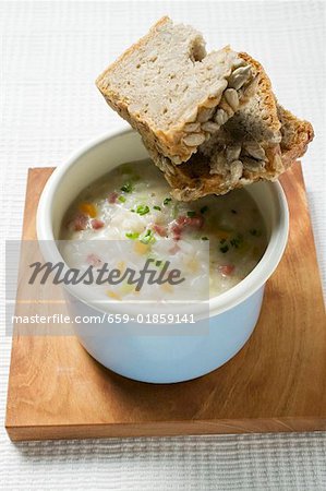 Soupe à l'orge aux lardons et pain