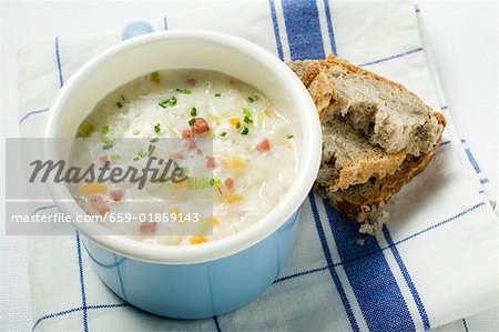 Soupe à l'orge aux lardons et pain