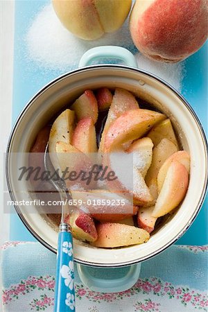 Gezuckerten Pfirsichen in einer Pfanne