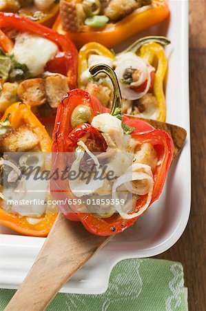 Paprika gefüllt mit Weißbrot, Oliven, Zwiebeln