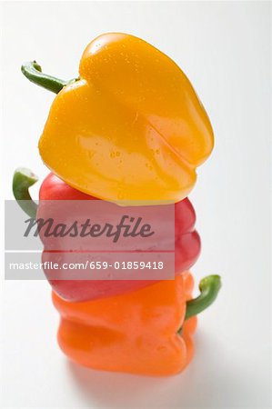 Poivrons jaunes, oranges et rouges avec des gouttes d'eau Poivrons jaunes, oranges et rouges avec des gouttes d'eau