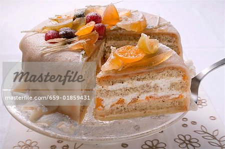 Gâteau aux fruits confits recouvert de pâte d'amande