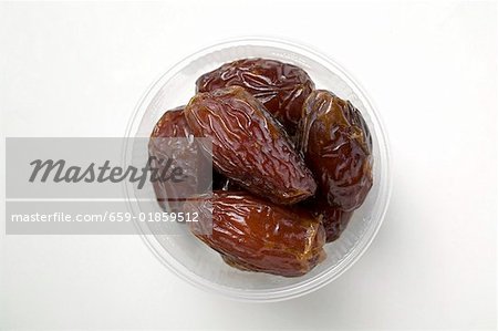 Dates séchées dans un plat en plastique