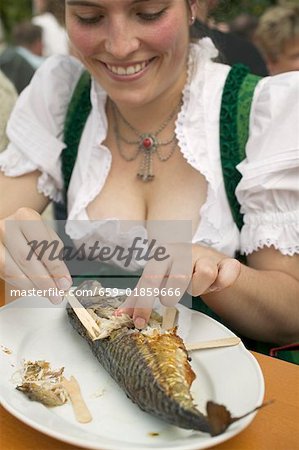 Frau Steckerlfisch (aufgespießt Fisch) auf dem Oktoberfest Essen