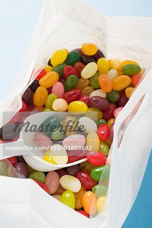 Bonbons colorés dans un sac en plastique avec boule (détail)