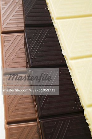 Morceaux de trois différentes tablettes de chocolat (gros plan)