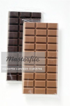 Deux barres de chocolat : chocolat noir et chocolat au lait