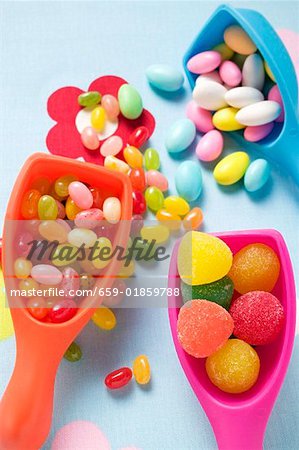 Assortiments bonbons colorés dans des boules en plastique