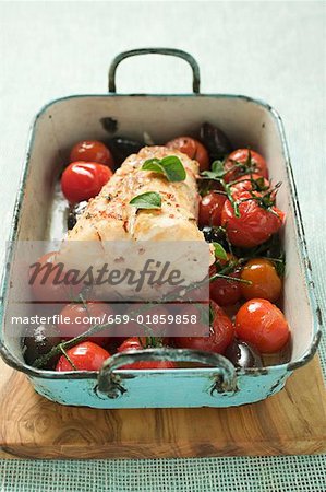 Lotte aux tomates cerises et les olives en étain de torréfaction