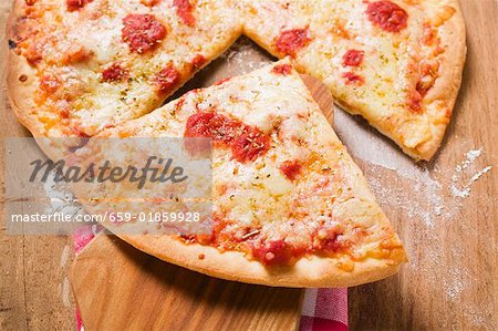 Pizza Margherita, une tranche coupée, tranche sur serveur