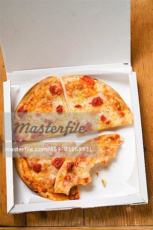 Pizza Margherita, en tranches dans la boîte à pizza