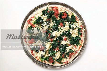 Pizza aux épinards, tomates et fromage (non cuite)
