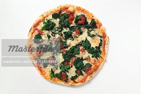 Pizza aux épinards, tomates et fromage entier