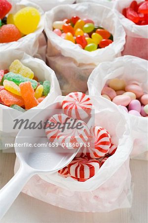 Verschiedene Süßigkeiten in Papiertüten (USA)