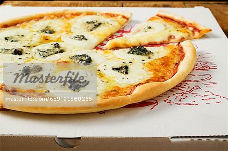Drei amerikanische Käse Pizza auf Pizzakarton