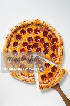 Pizza au pepperoni de style américain, une coupe de tranche