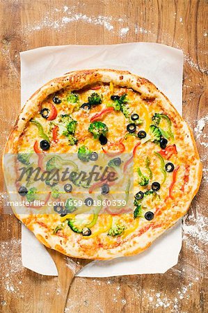 American-style pizza légume sur serveur