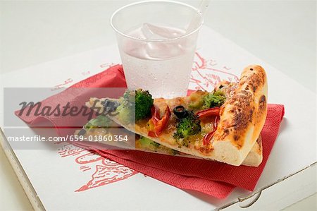 Deux morceaux de pizza légume américaine & eau minérale