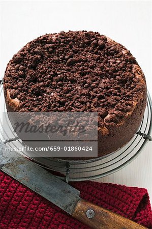 Crumble au chocolat gâteau sur une grille de gâteau