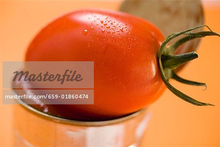 Tomate fraîche sur étain alimentaire ouvert (gros plan)