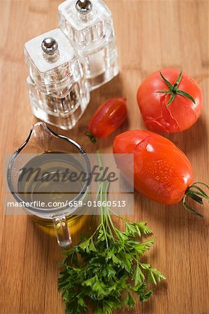 Ingrédients de la sauce tomate : tomates, persil, huile d'olive, sel