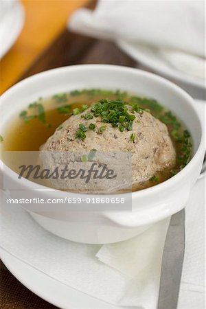 Soupe aux quenelles de foie à la ciboulette