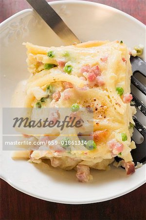 Macaroni bake with ham and peas (overhead view)