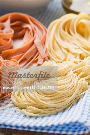 Différents types de pâtes faites maison Différents types de pâtes faites maison