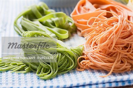 Home-made red and green pasta