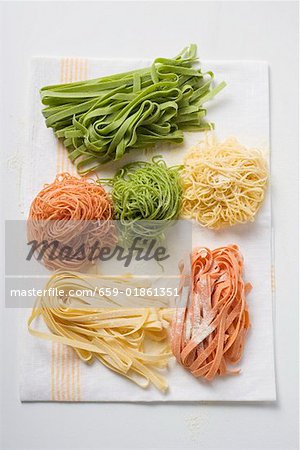 Pâtes maison colorée sur le torchon Pâtes maison colorée sur le torchon