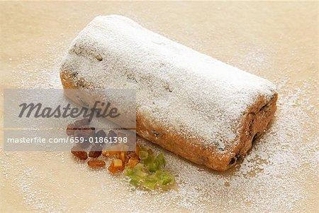 Christstollen mit Puderzucker und Zutaten