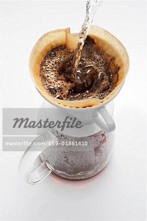 Herstellung Filterkaffee (gießt heißes Wasser auf den Kaffee)
