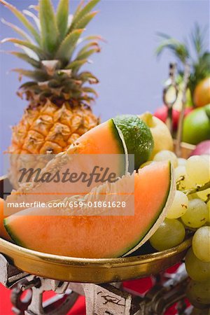 Une sélection de fruits sur les balances de cuisine