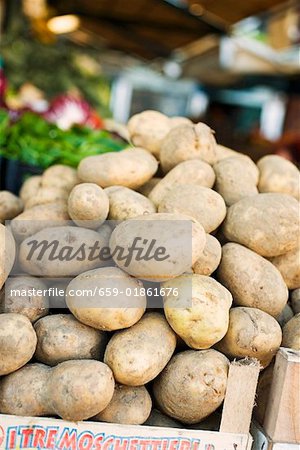 Pommes de terre dans une caisse à un marché