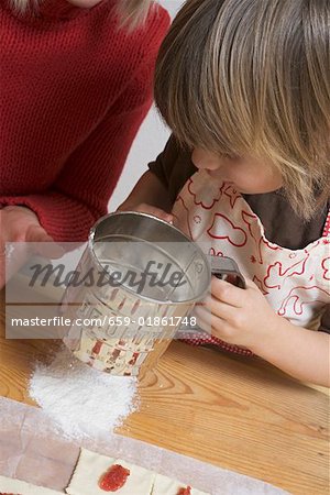 Kleiner Junge Siebmaschine Mehl