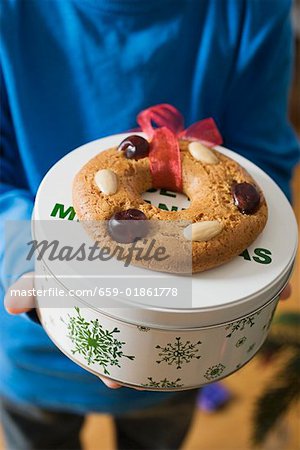 Person, die Kekse Dose mit Lebkuchen Baum ornament