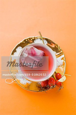 Thé rose musquée avec sachet de thé dans la tasse de Chine