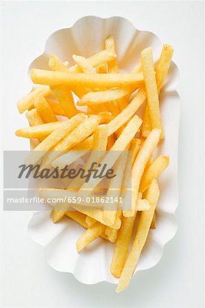 Chips dans le plat de papier (vue aérienne)