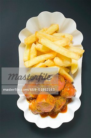Currywurst (Bratwurst mit Ketchup & Currypulver) & Chips in Papier-Schale