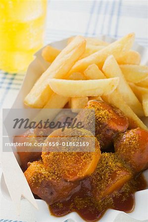 Currywurst (saucisse avec ketchup & cari) & des chips dans le plat de papier